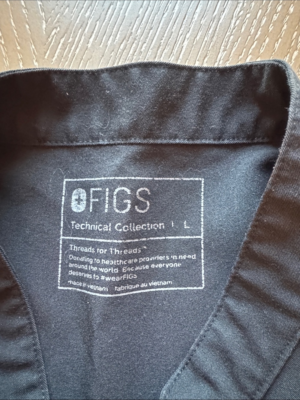 Figs women’s Black Jogger and loose top scrub set - Picture 2 of 14